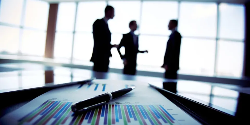 CBAM Omnibus: co się zmieni w 2024/2025 dla firm—nowe obowiązki raportowania, uproszczenia i ryzyka kar